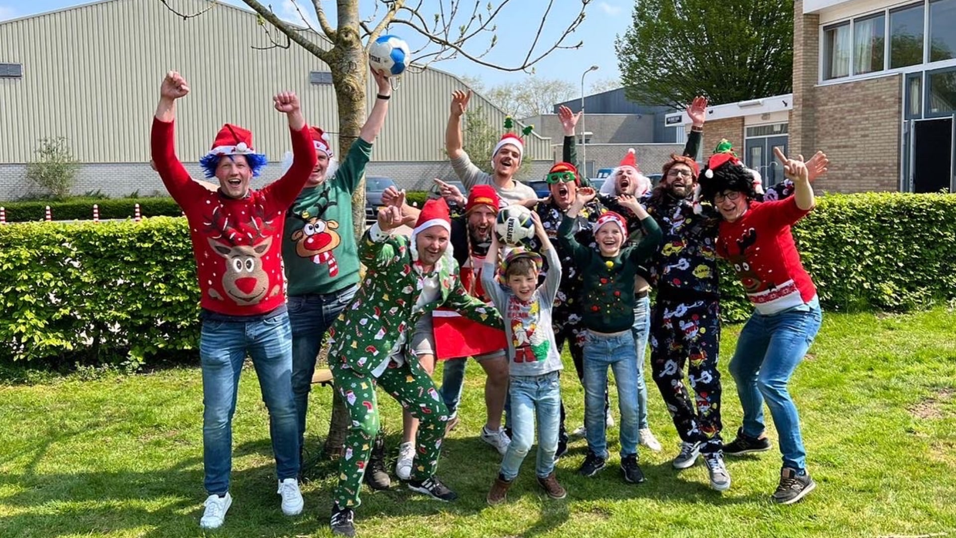 Een familie groep in Kerst thema maakt een lipdub tijdens een familiedag.