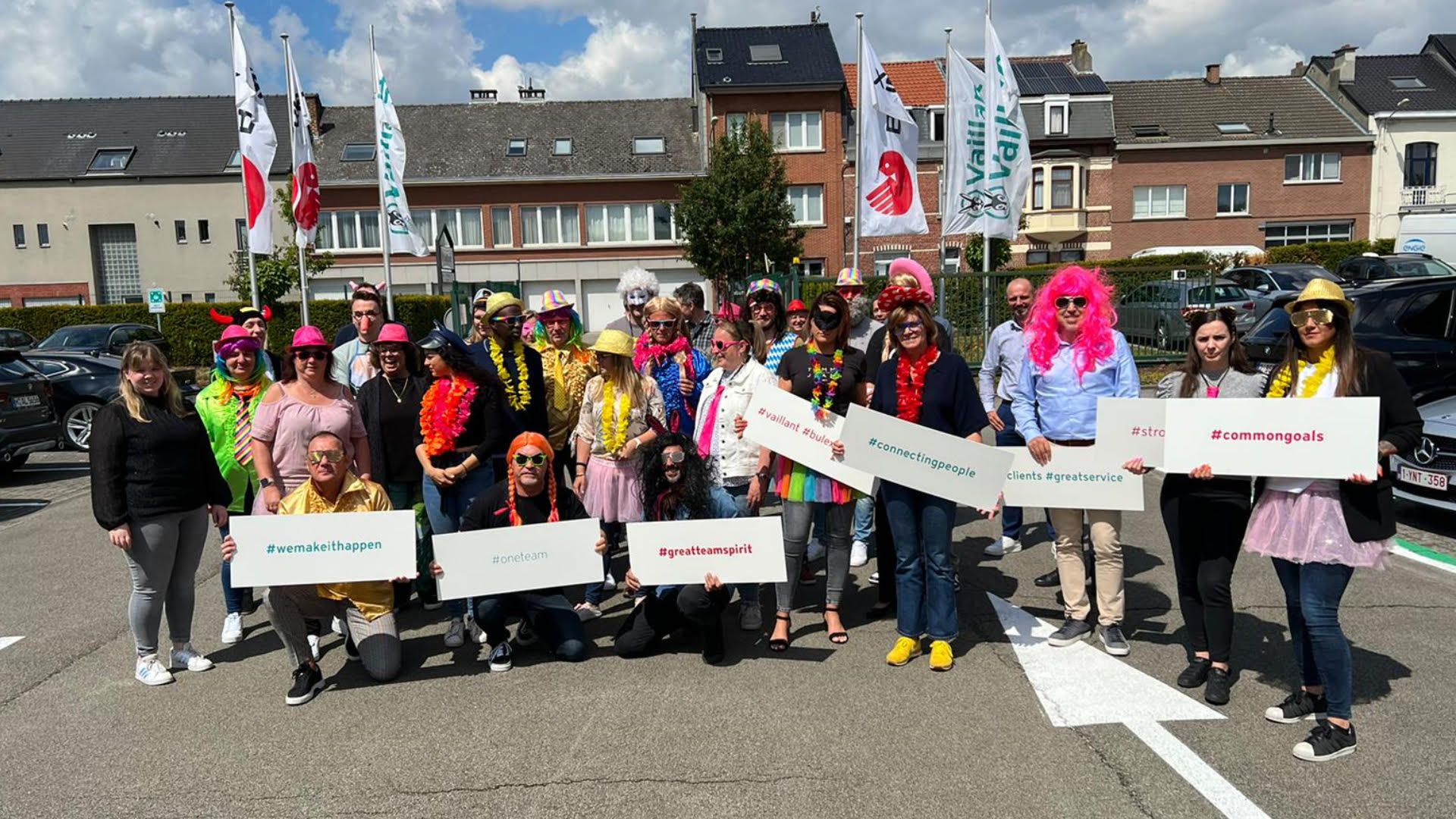 Bedrijfsuitje maakt een lipdub met bordjes met slogans in Brussel.