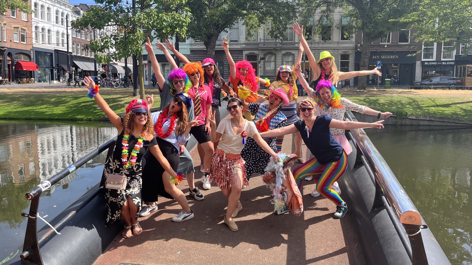 Lipdub groep maakt een groepsfoto op een burg in Rotterdam.