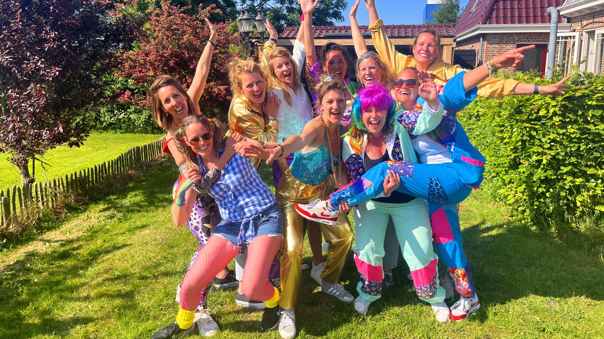 Een hele vrolijke groep dames na de lipdub workshop in een vakantiehuisje.