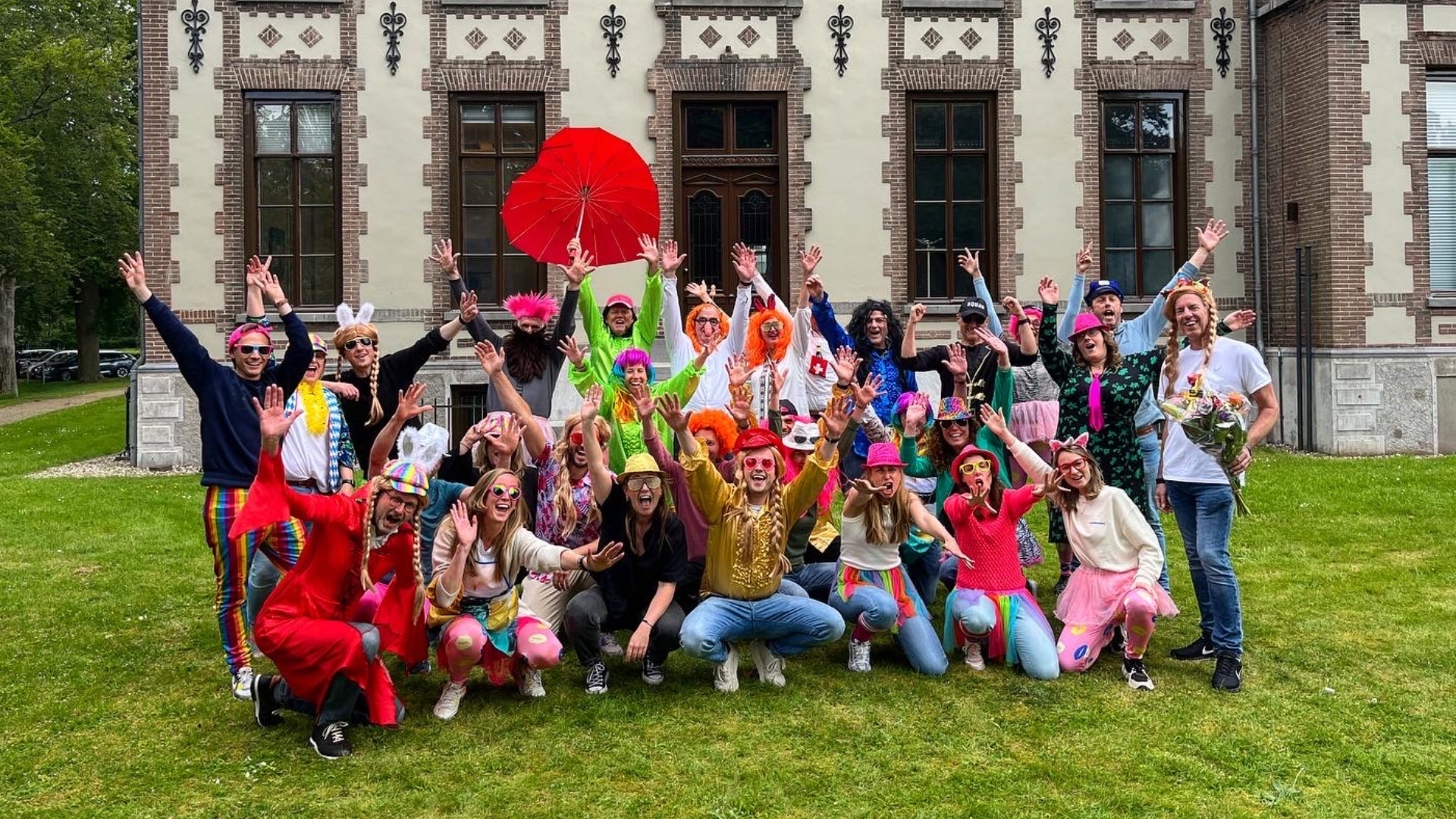 Lipdub teamuitje tijdens het afscheid van een collega.